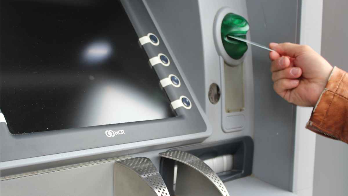 Persona introduce tarjeta en cajero automático accesibilidad mayores y pensionistas ley 11-2023
