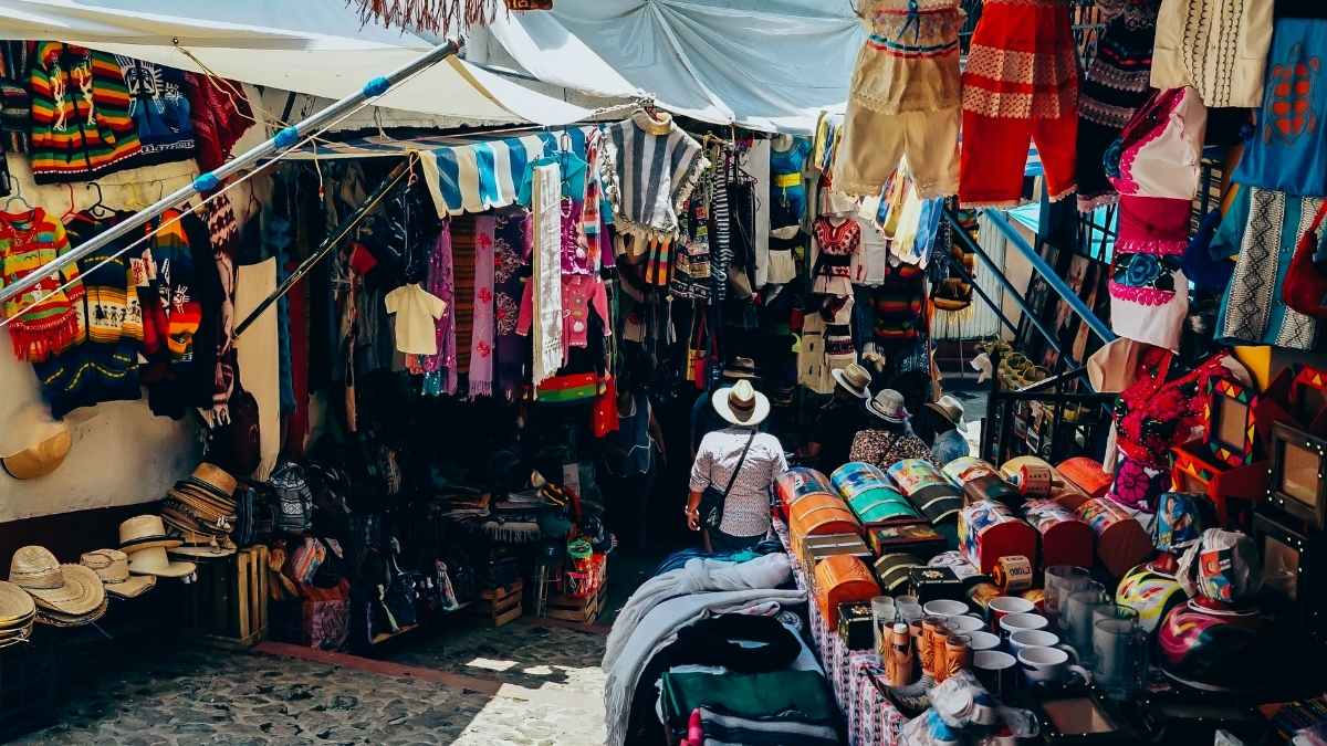 Puesto típico en mercado callejero de Dakar Senegal con ropa colorida, sombreros y artículos artesanales