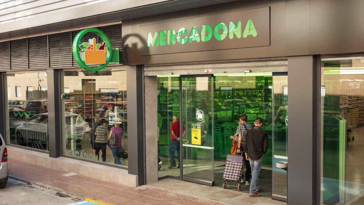 Entrada de un supermercado Mercadona con clientes accediendo al establecimiento