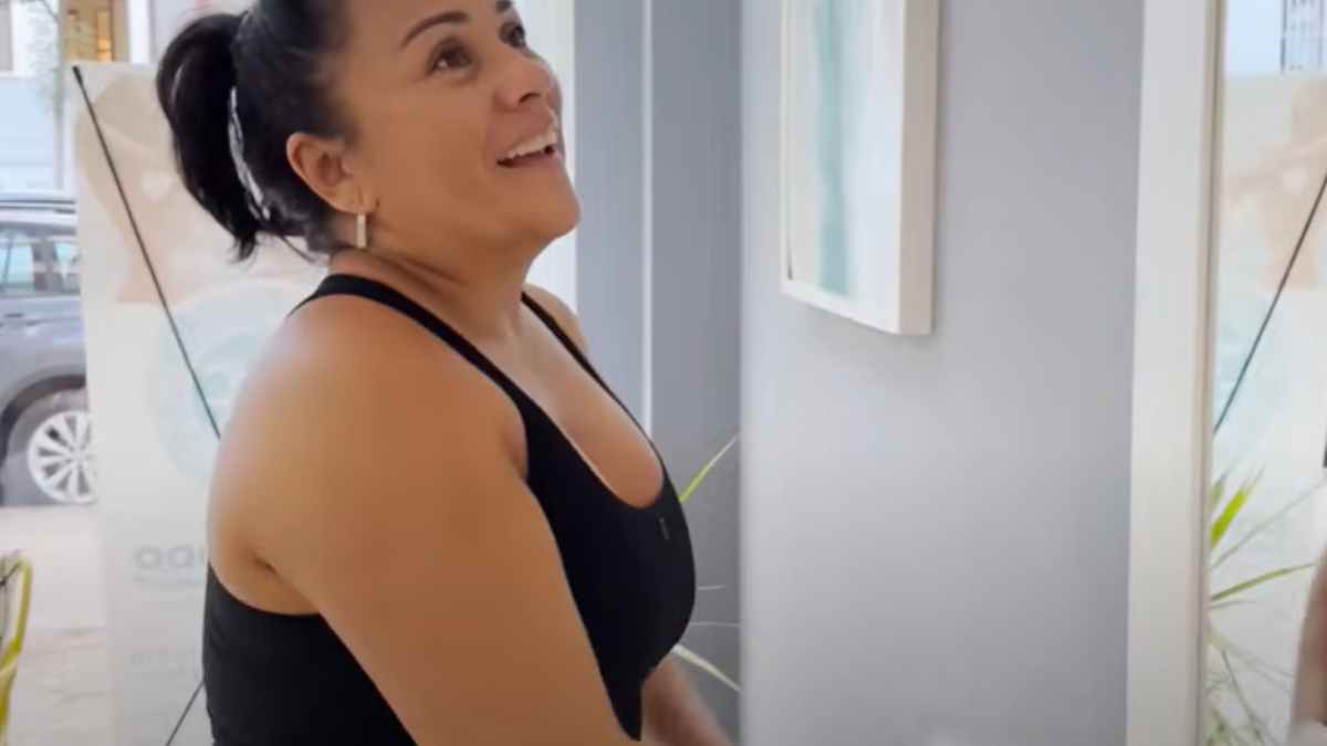 Monica limpiando en Mallorca que cobra 13 euros por hora como empleada del hogar