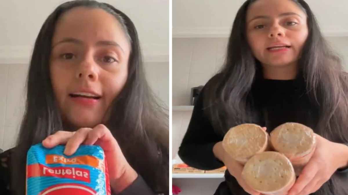 Mujer mostrando alimentos de ayuda de Cáritas en bolsa solidaria