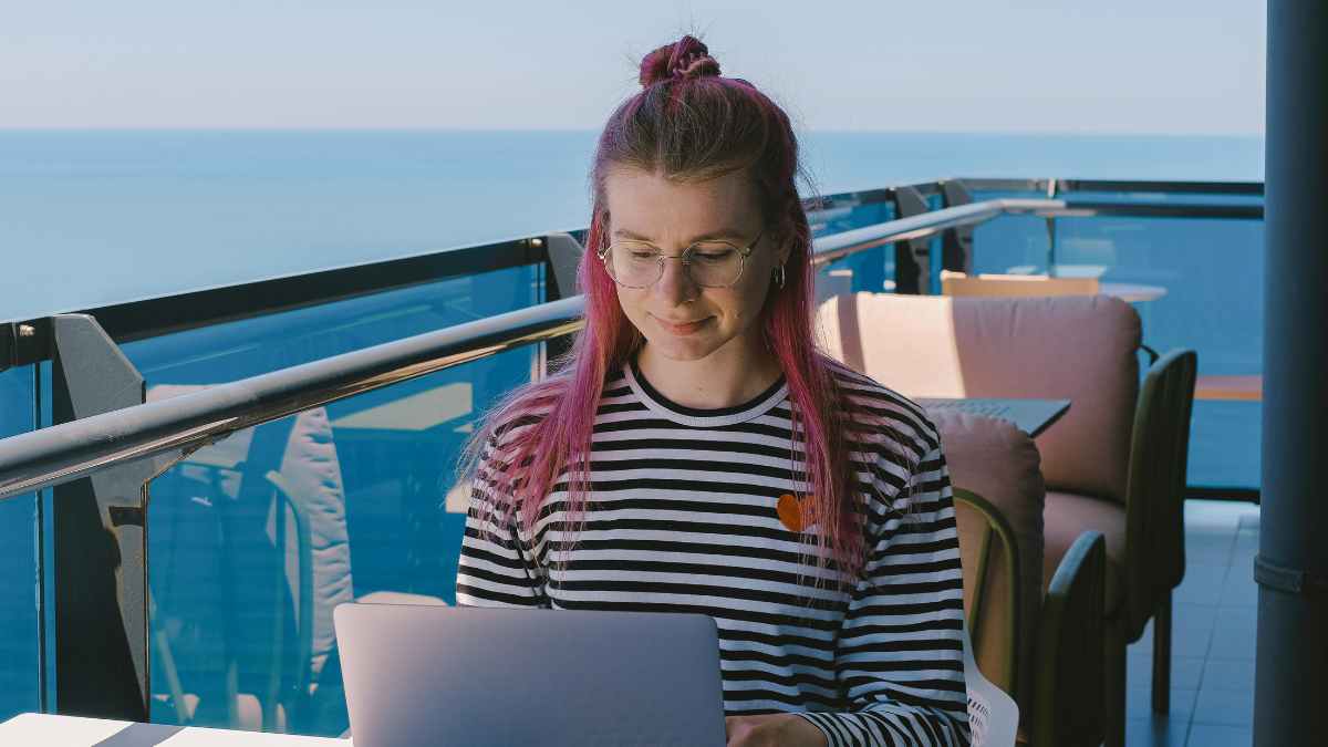 Trabajadora usando un portátil en su tiempo libre fuera del horario laboral