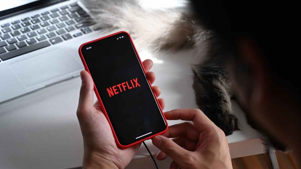 Usuario abre Netflix desde el móvil tras eliminación del plan Básico sin anuncios