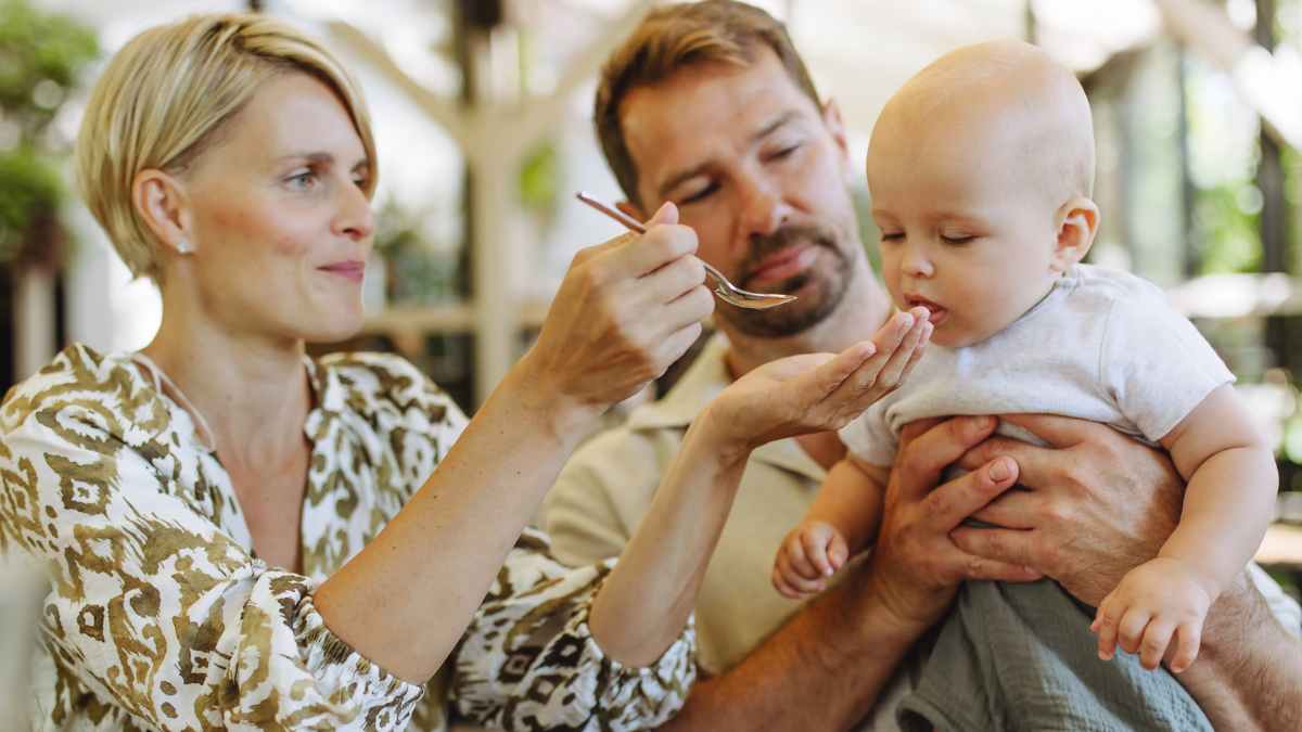 Padres alimentando a su bebé en un restaurante