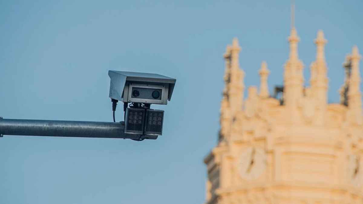 Cámara de vigilancia instalada en semáforo para controlar infracciones según la nueva señal S-991c de la DGT