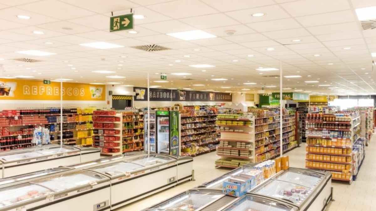 Interior del nuevo supermercado Masymas en El Entrego con pasillos de congelados y estanterías repletas