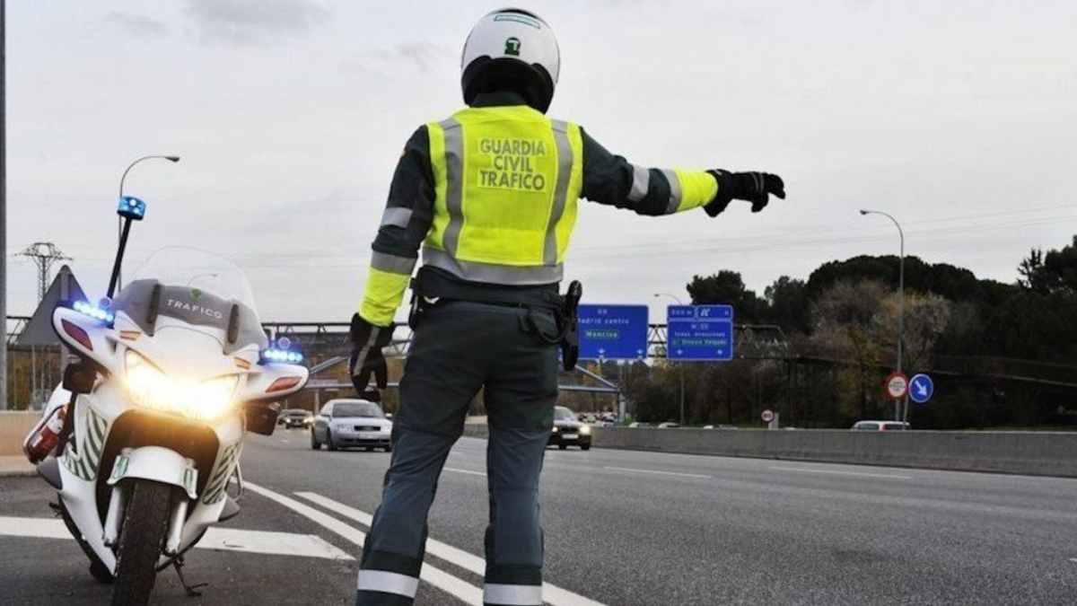 Control tráfico guardia civil 2026 norma luz v16 multa retirada puntos