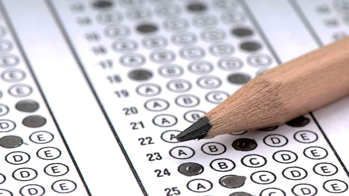 Opositor andaluz renuncia segundo examen injusticias tribunales hoja de test con lápiz roto