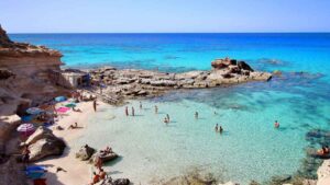 Una familia paga 500 euros por una paella en Formentera: gastaron más de 6.000 euros en solo un fin de semana