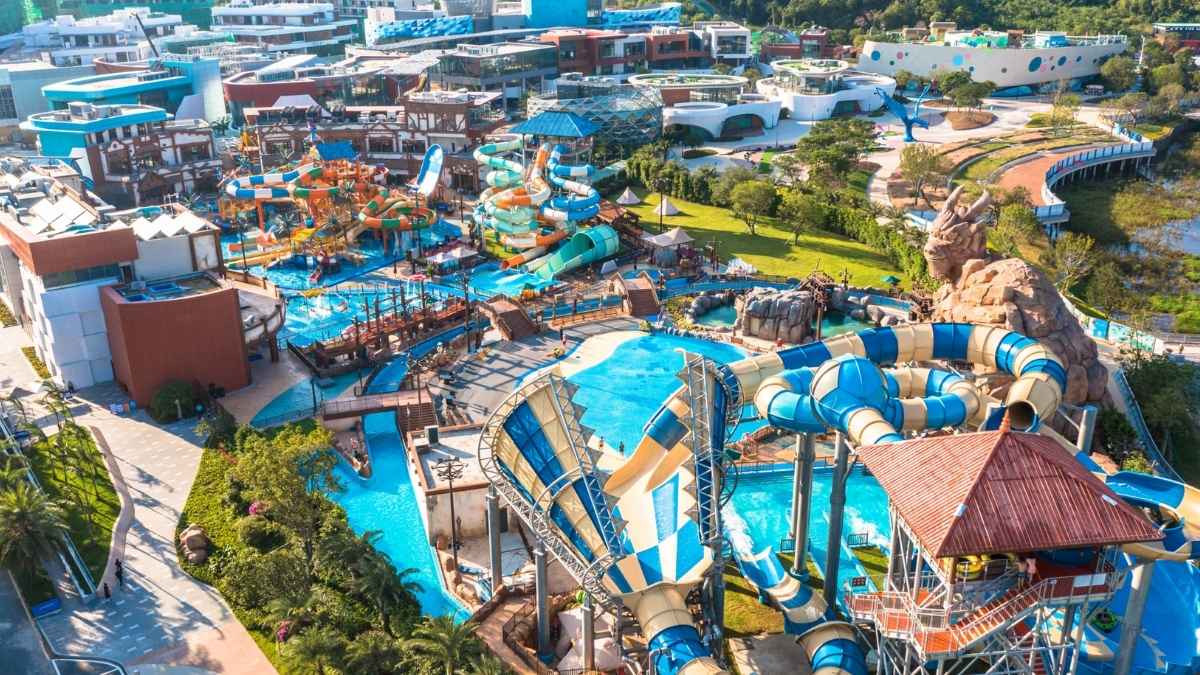 Vista aérea de Water World en Lloret de Mar (Girona), el parque acuático más grande de Cataluña, con toboganes y piscinas
