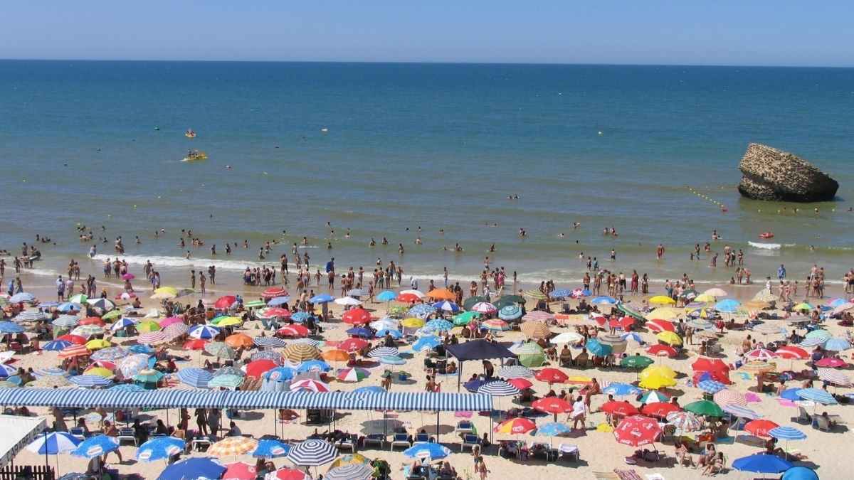 Playa de Matalascañas llena de bañistas y sombrillas durante las protestas por los nuevos parquímetros