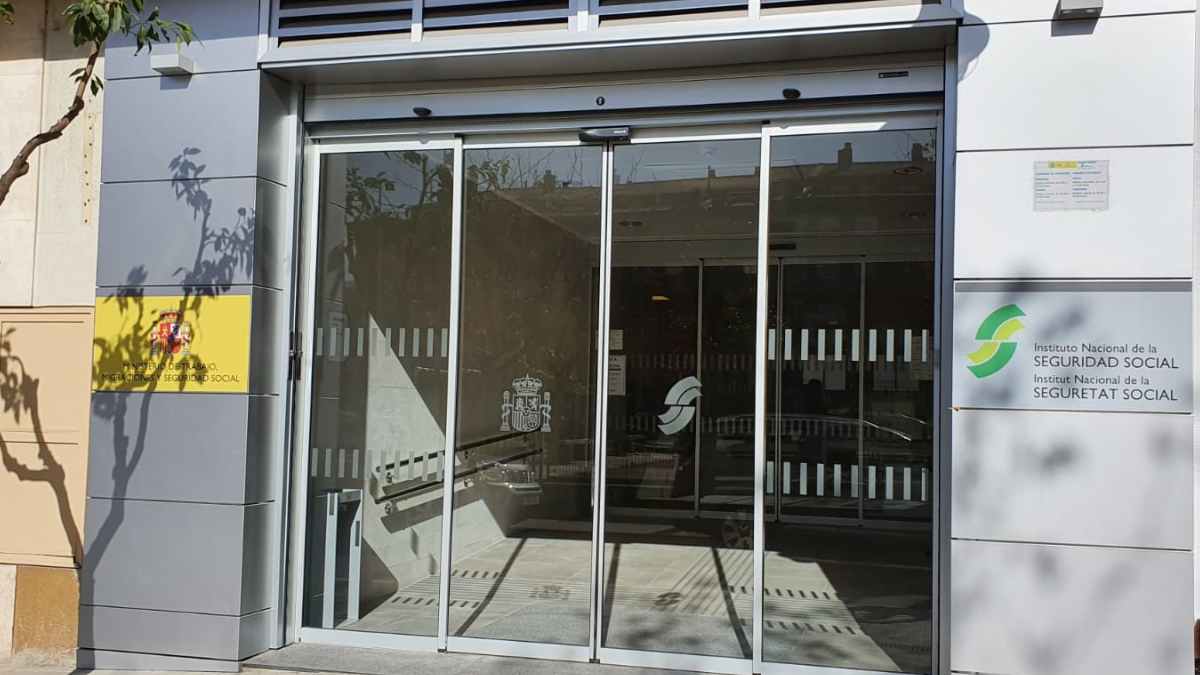 Entrada de una oficina del INSS para tramitar la pensión no contributiva y jubilarse a los 65 con menos de 15 años cotizados.