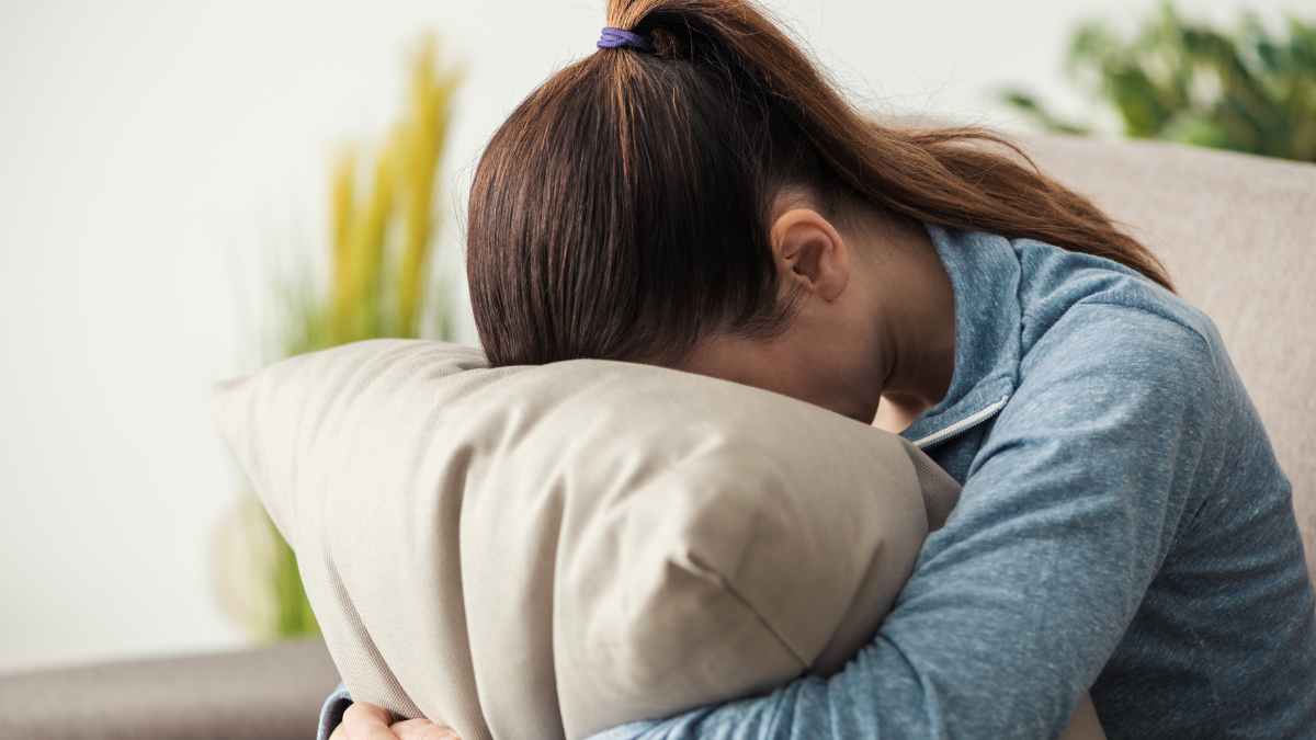 Mujer preocupada tras recibir reclamación de pensión por parte de la Seguridad Social