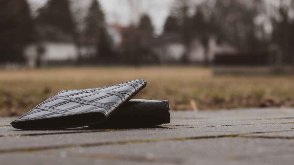 Cartera de cuero perdida en la calle con 800 euros en Marsella