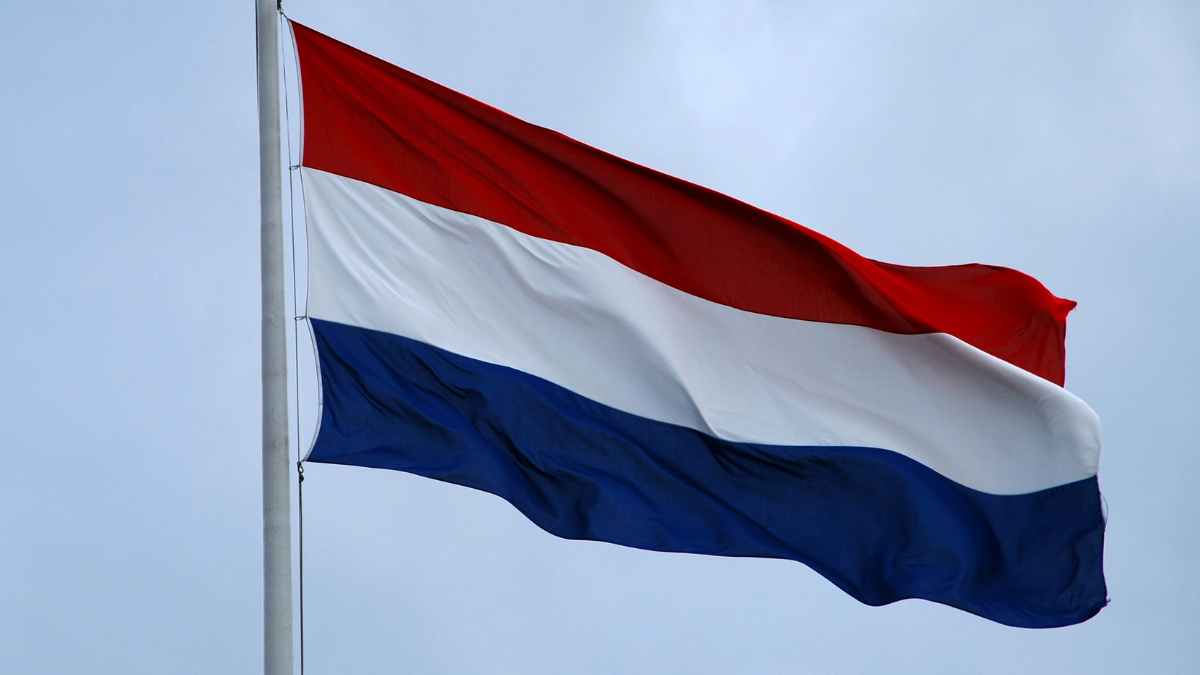 Bandera de los Países Bajos ondeando al viento