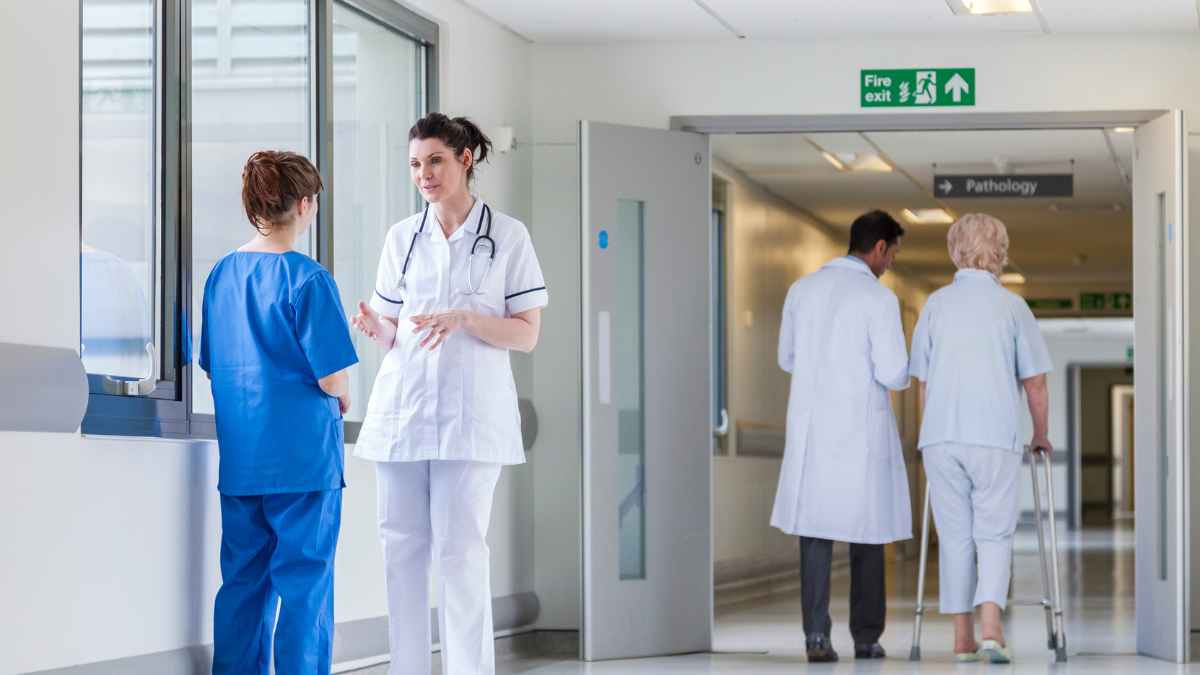 Hospitalización de un familiar con atención médica en pasillo hospitalario para ilustrar permiso laboral retribuido