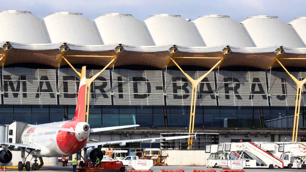 Aeropuerto Adolfo Suárez Madrid-Barajas con avión en pista y oferta de empleo contrato indefinido en Madrid