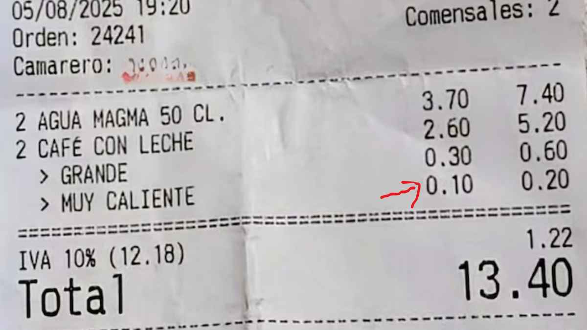 Ticket de un bar con suplemento de 20 céntimos por calentar la leche del café