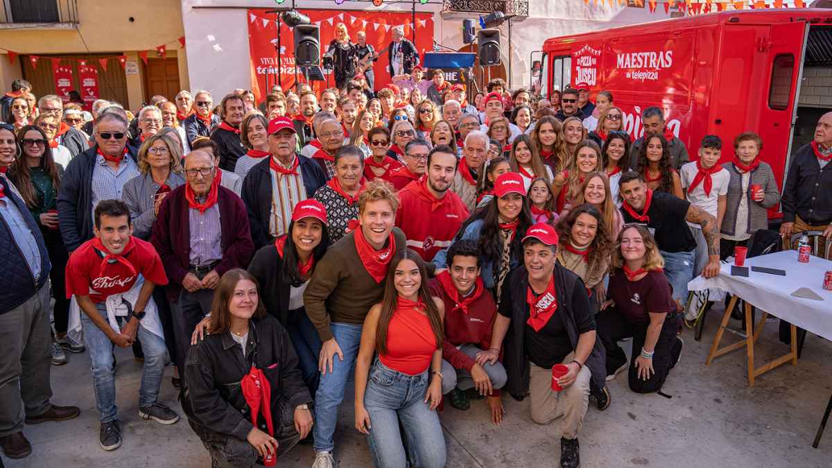 Vecinos de Juseu (Huesca) celebran juntos tras rescatar con un taxi un pedido de 478 euros en pizzas