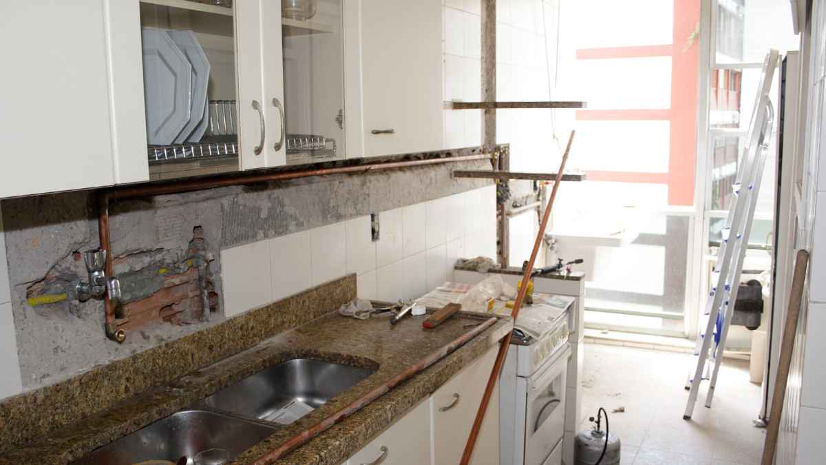 Cocina madrileña en reforma con tuberías vistas, ejemplo de obra subvencionable por el Plan Rehabilita 2025