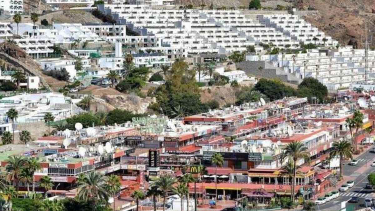 Vista panorámica de complejos turísticos en la ladera sur de Gran Canaria que ilustra la alta densidad hotelera en Canarias