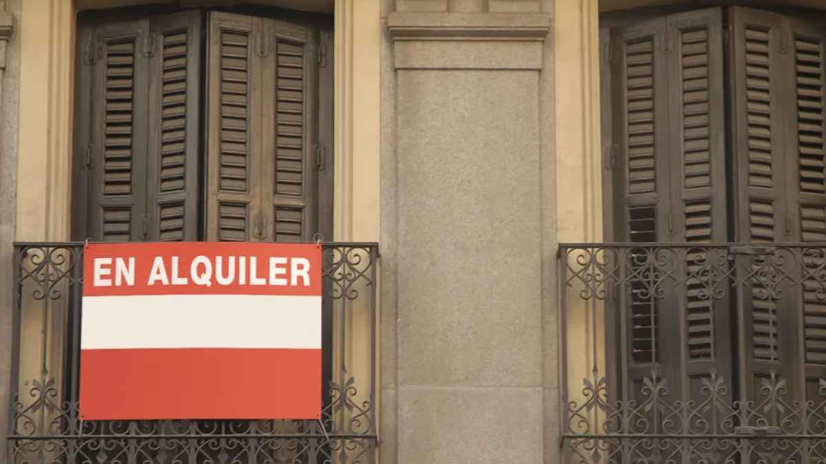 Cartel 'En alquiler' en el balcón de un edificio; prórroga del contrato de alquiler
