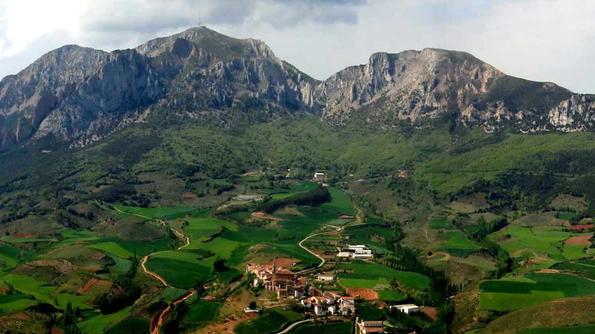 Vista aérea de Sierra de Codés, pueblo navarro cercano a Euskadi con casas desde 30.000 euros