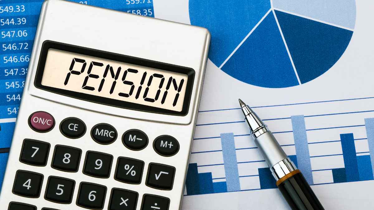 Calculadora con “pensión” sobre gráficos financieros, simbolizando el nuevo cálculo jubilación 2026 de la Seguridad Social.