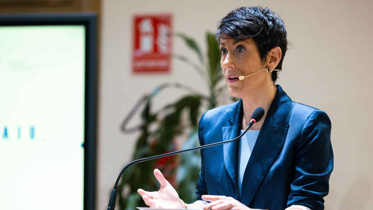 Mujer en conferencia explicando cotización por cuidado de hijos o familiares