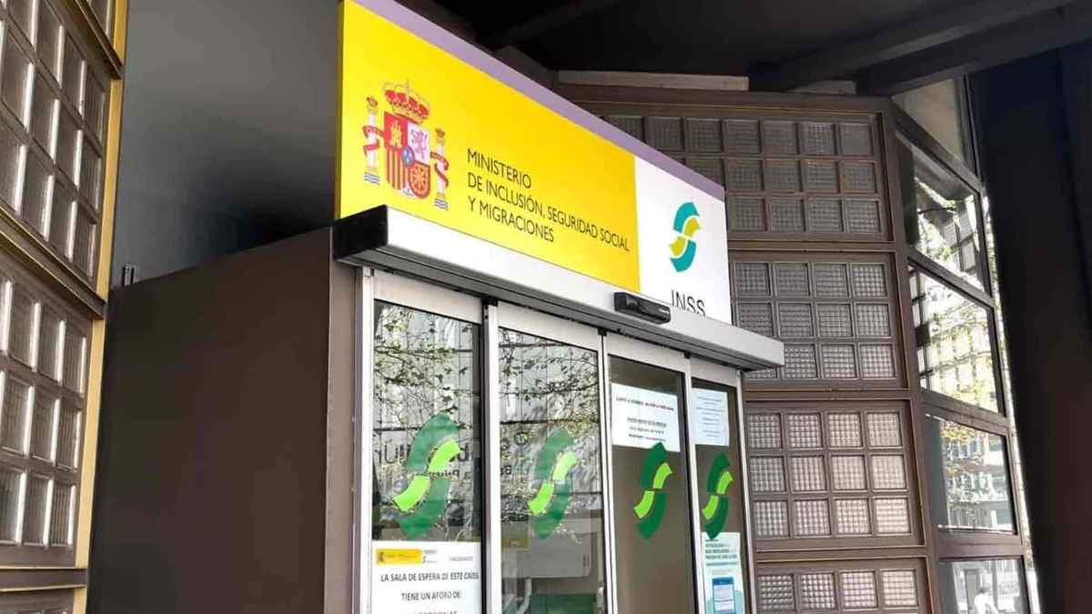 Entrada de una oficina del INSS (Seguridad Social) donde se gestionan pensiones y su compatibilidad con el trabajo