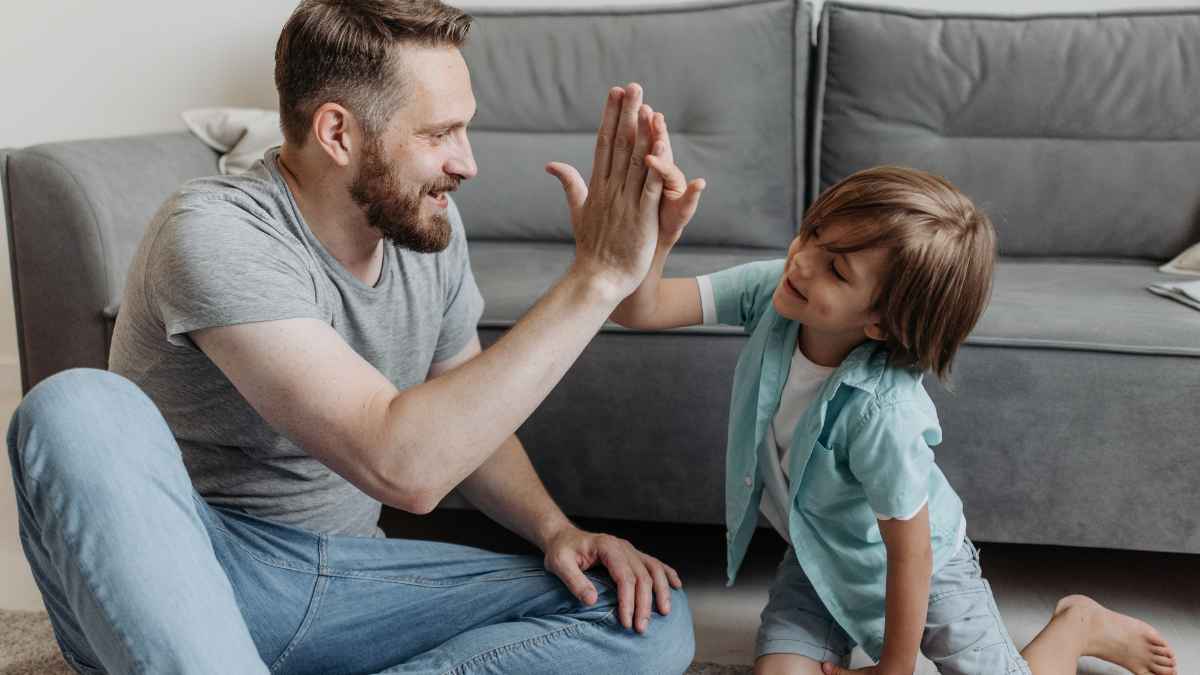 Padre con su hijo en casa durante el permiso parental retribuido de ocho semanas reconocido en la empresa privada