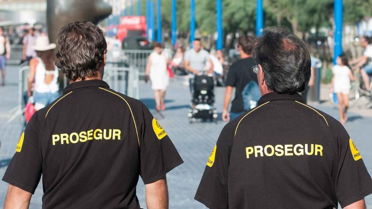 Dos vigilantes de Prosegur patrullando en su puesto: sentencia pionera que concede permiso parental remunerado de verano