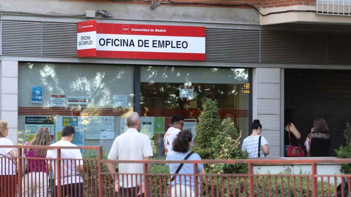 Personas hacen fila en una oficina de empleo del SEPE en Madrid