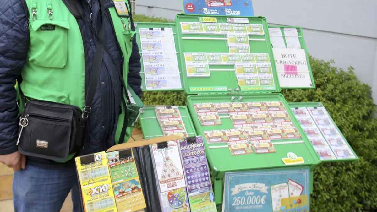 Trabajador de la ONCE con ceguera junto a puesto de venta de cupones, pierde derecho a Gran Invalidez