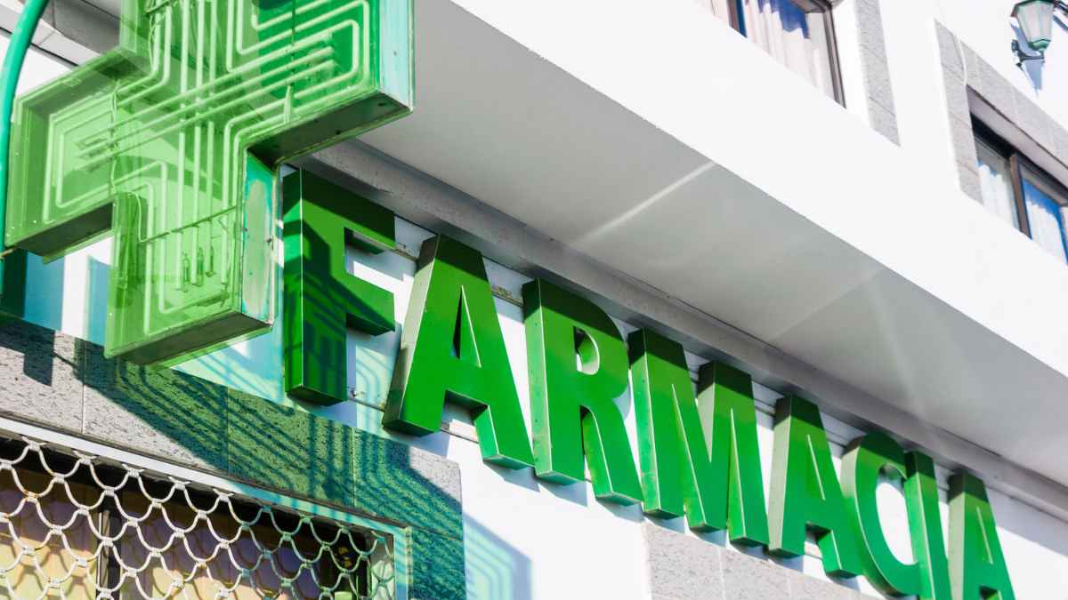 Fachada de farmacia donde trabajó 25 años sin cotizaciones