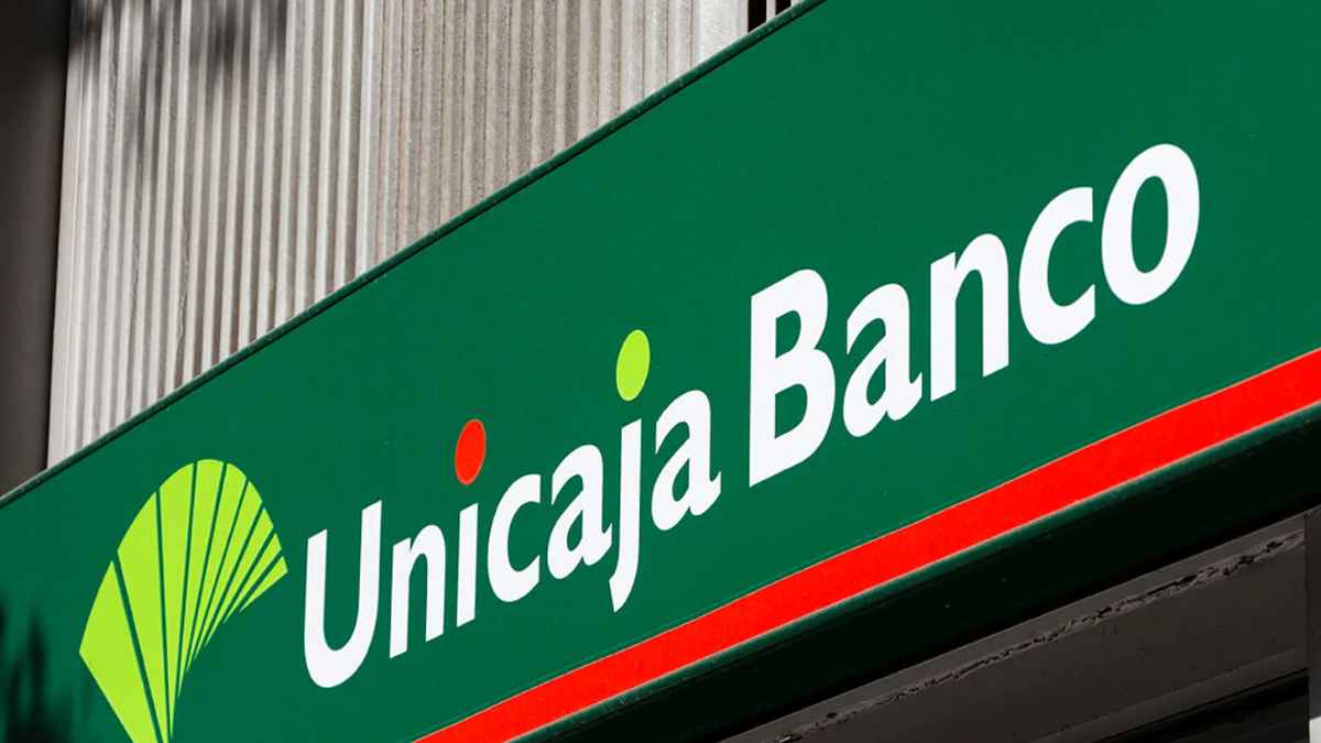 Rótulo de Unicaja Banco, entidad que ofrece vivienda lista para entrar por menos de 60.000 euros