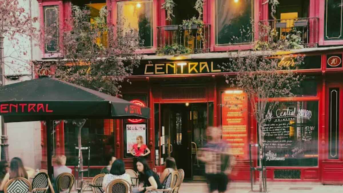Fachada del Café Central de Madrid referente del jazz que cierra tras 43 años con conciertos de despedida en octubre