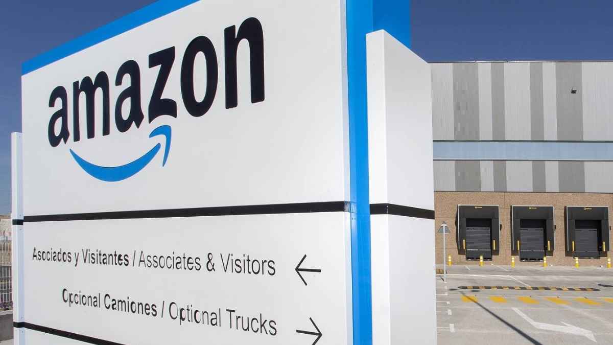 Entrada de un centro logístico de Amazon en España con cartel de señalización