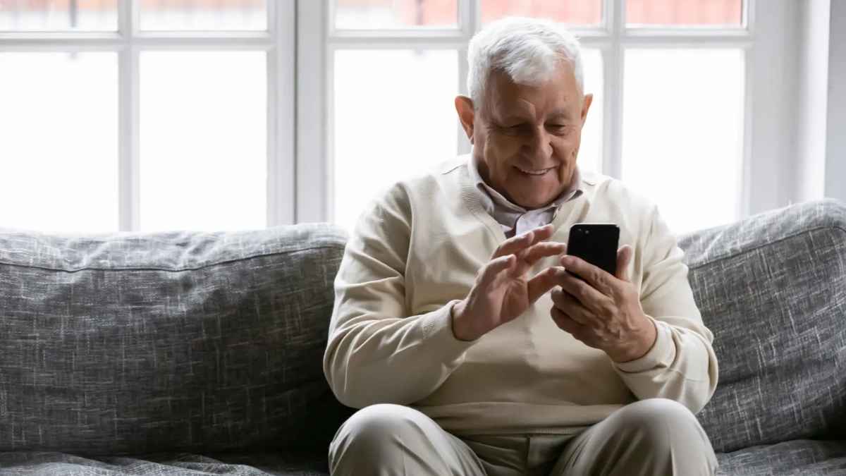 Antonio, un hombre jubilado de 74 años con negocio insólito de escuchador por teléfono.