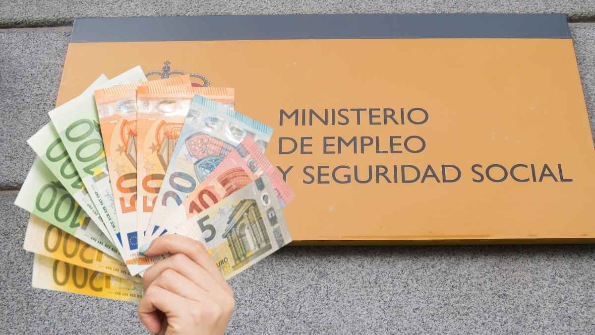 Billetes de euro frente al Ministerio de Empleo y Seguridad Social por ayuda de 1500 euros