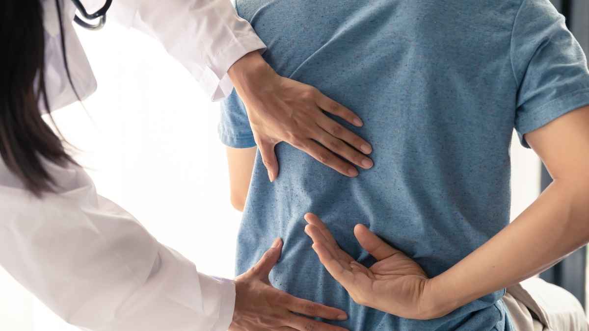 Fisioterapeuta revisando a paciente durante baja médica por lesión