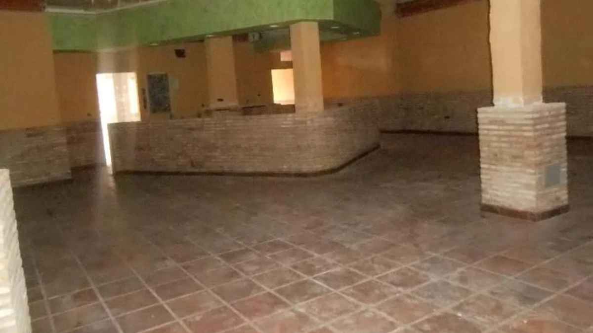 Interior de local comercial en venta de Banco Santander en Segurilla Toledo ideal para montar negocio