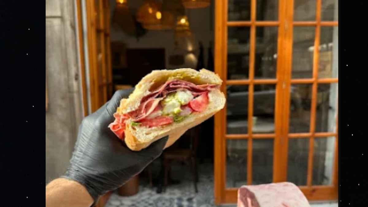 Bocadillo artesanal con embutido en ultramarinos del centro de Valencia