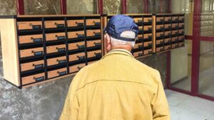 ¿Estás jubilado y no te ha llegado esta carta? Miles de pensionistas miran el buzón con impaciencia tras el envío masivo en septiembre