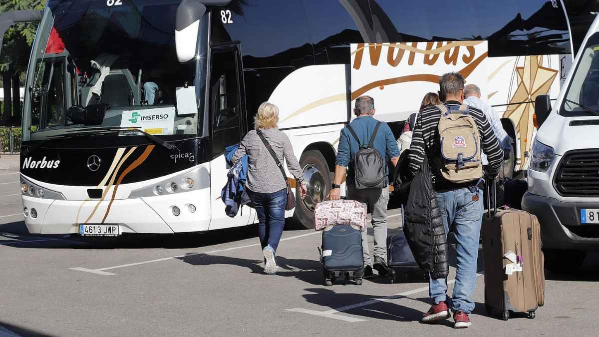 Jubilados con maletas suben a un autobús del Imserso para viajes 2025-2026