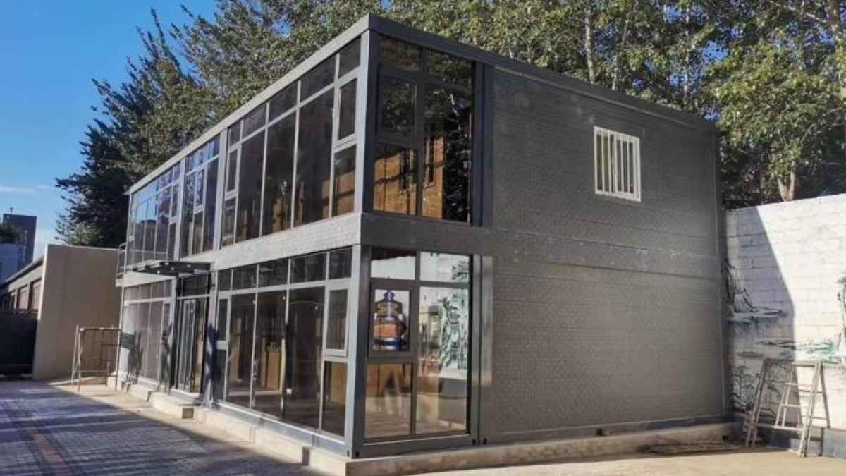 Casa prefabricada de Amazon de dos plantas con grandes ventanales por menos de 40.000 euros