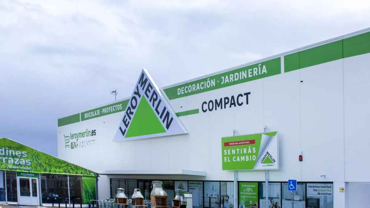 Fachada de tienda Leroy Merlin donde se venden casas prefabricadas de diseño industrial