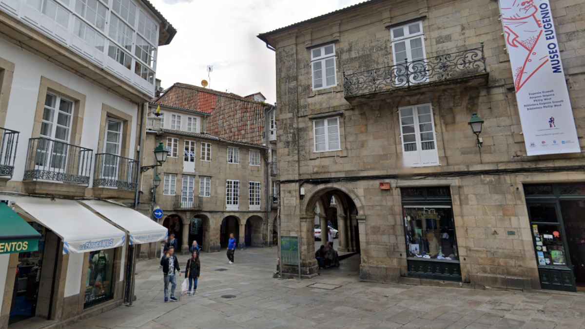 Plaza del Toural en Santiago de Compostela con comercios históricos cerrados
