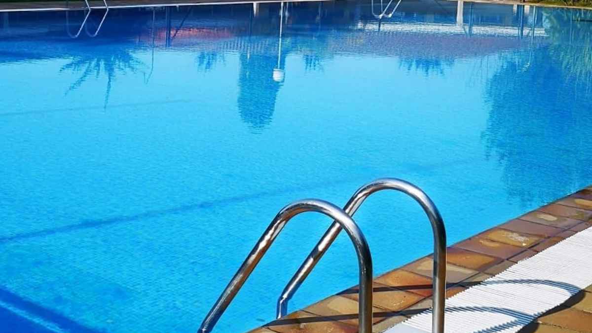 Piscina comunitaria cerrada en Murcia tras agresiones al socorrista