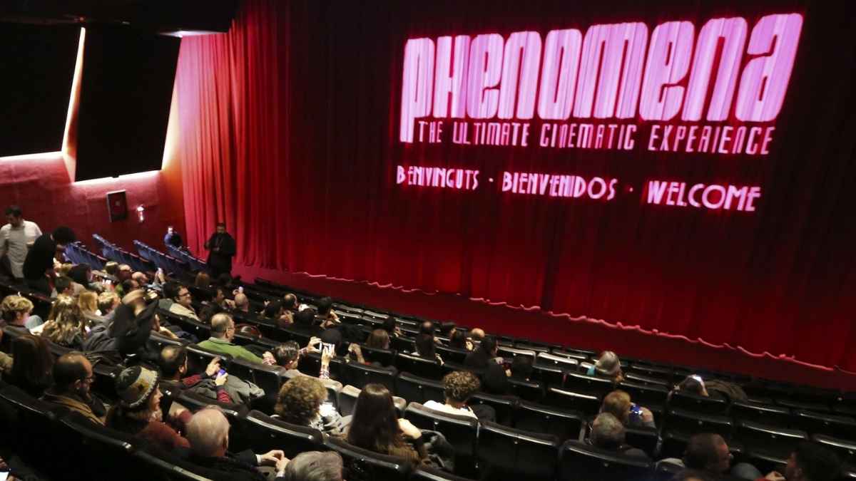 Interior del cine Phenomena de Barcelona lleno de público antes de su cierre temporal hasta 2026